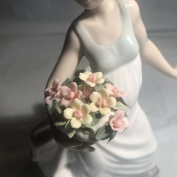 Lladro Victorian girl with flowers and pink hat 9” EUC circa 1980 - Picture 9 of 10